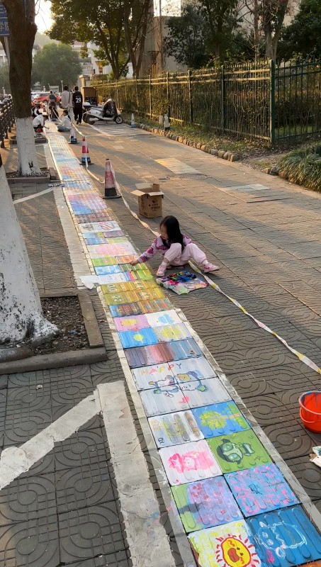 Passers-by painted on the roadside blind road. Photo courtesy of respondents