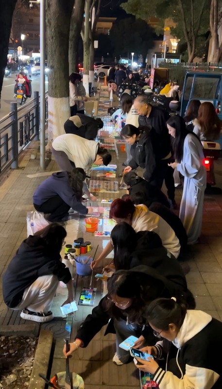 Hundreds of passers-by participated in the painting of "Rainbow Road". Photo courtesy of respondents