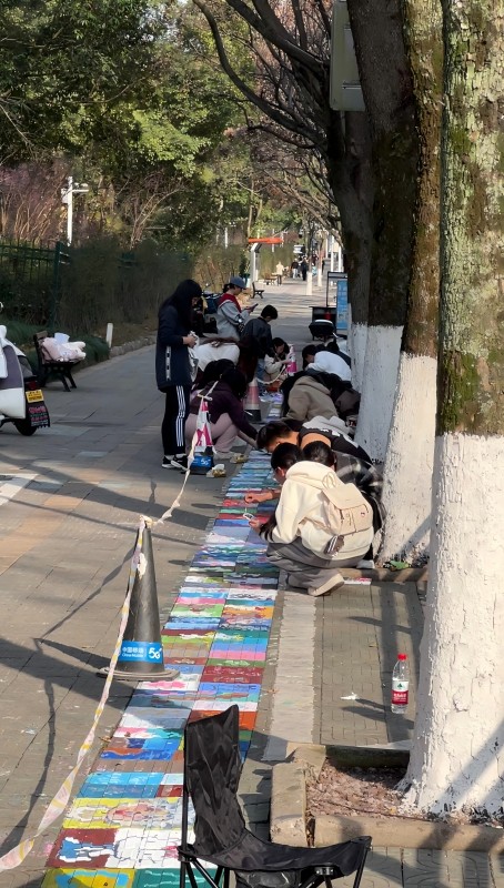 Passers-by spontaneously participate in activities and paint on the ground. Photo courtesy of respondents